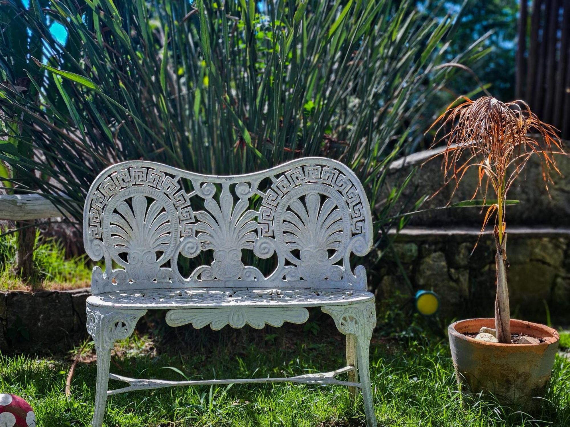 Bella Vista Ocean View Hotel Búzios Екстериор снимка A white cast iron bench